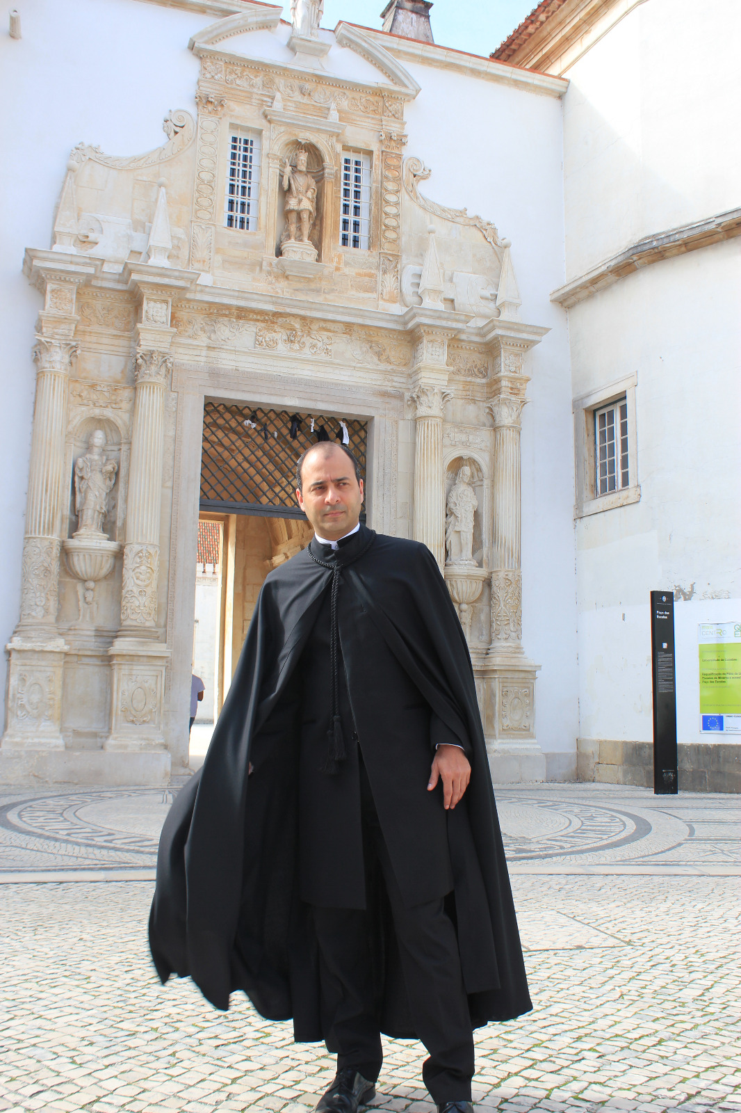 Dr. Bruno Albergaria com a capa acadêmica em Coimbra